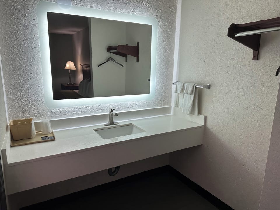 Combined shower/tub, rainfall showerhead, towels