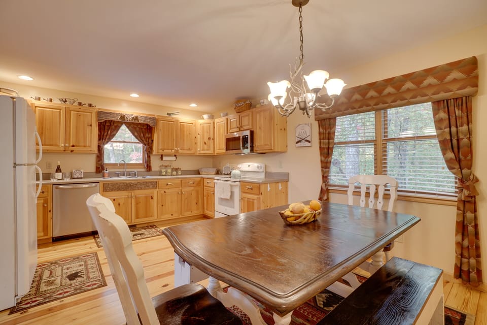 Dining Area | Dishware & Flatware Provided