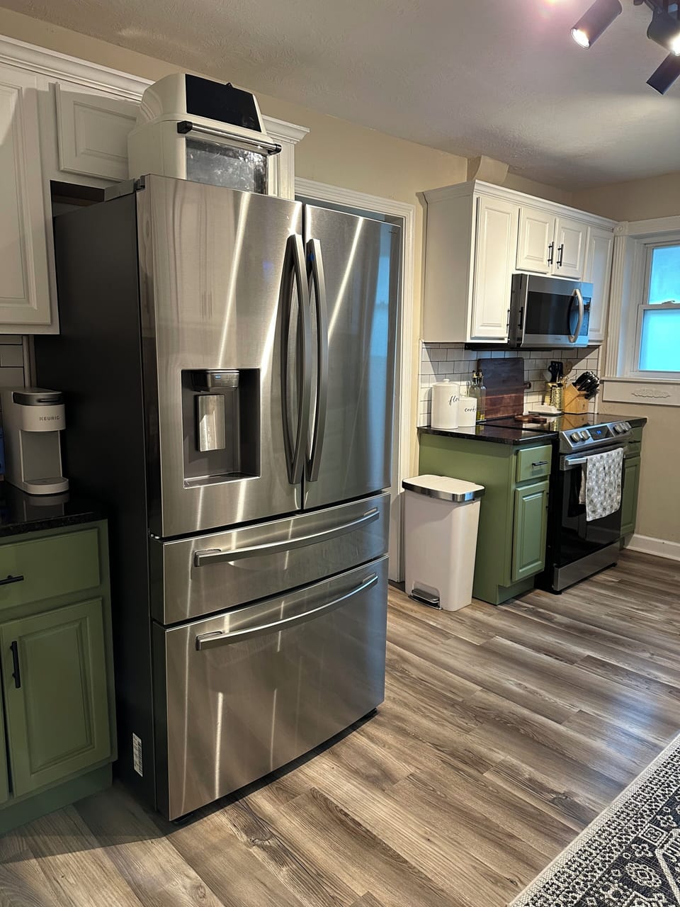 Pro Tip: that middle fridge drawer can be set to chill or freeze! Wine or meat?