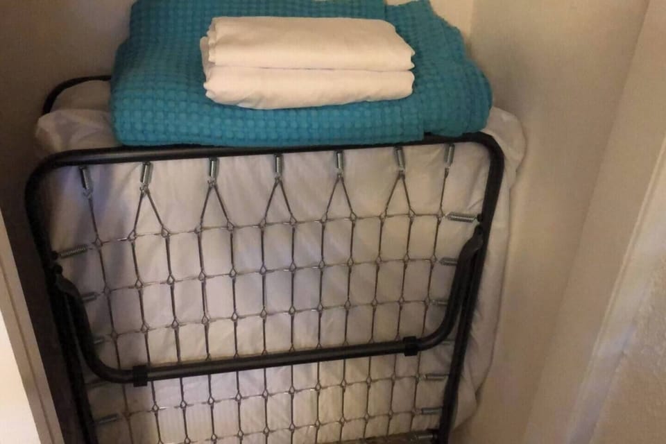2 roll away twin single cots, 1 located in guest bedroom closet and 1 located in master bedroom. Best suited for children. Please take this into consideration when booking