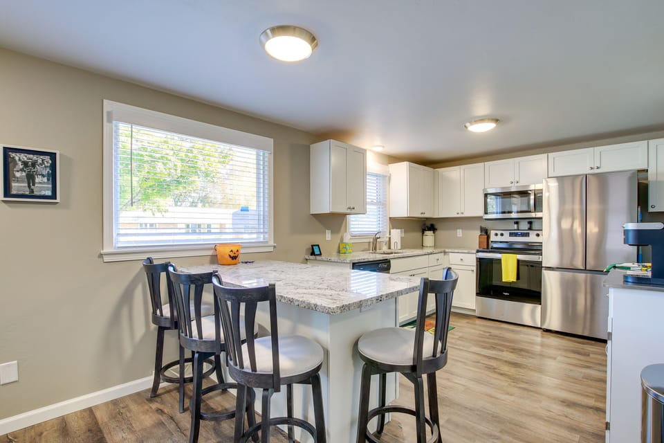 Kitchen | Dishwasher | Coffee Bar
