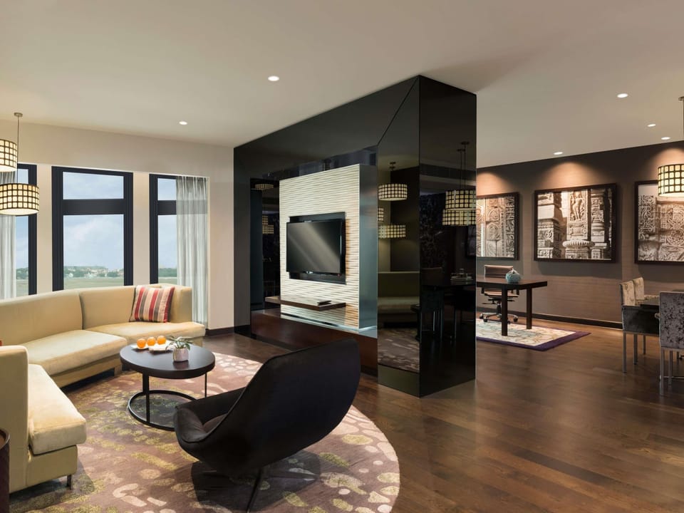 Presidential Suite, Club Lounge Access (Airport View, 20% off FnB & Laundry) | Egyptian cotton sheets, premium bedding, down comforters