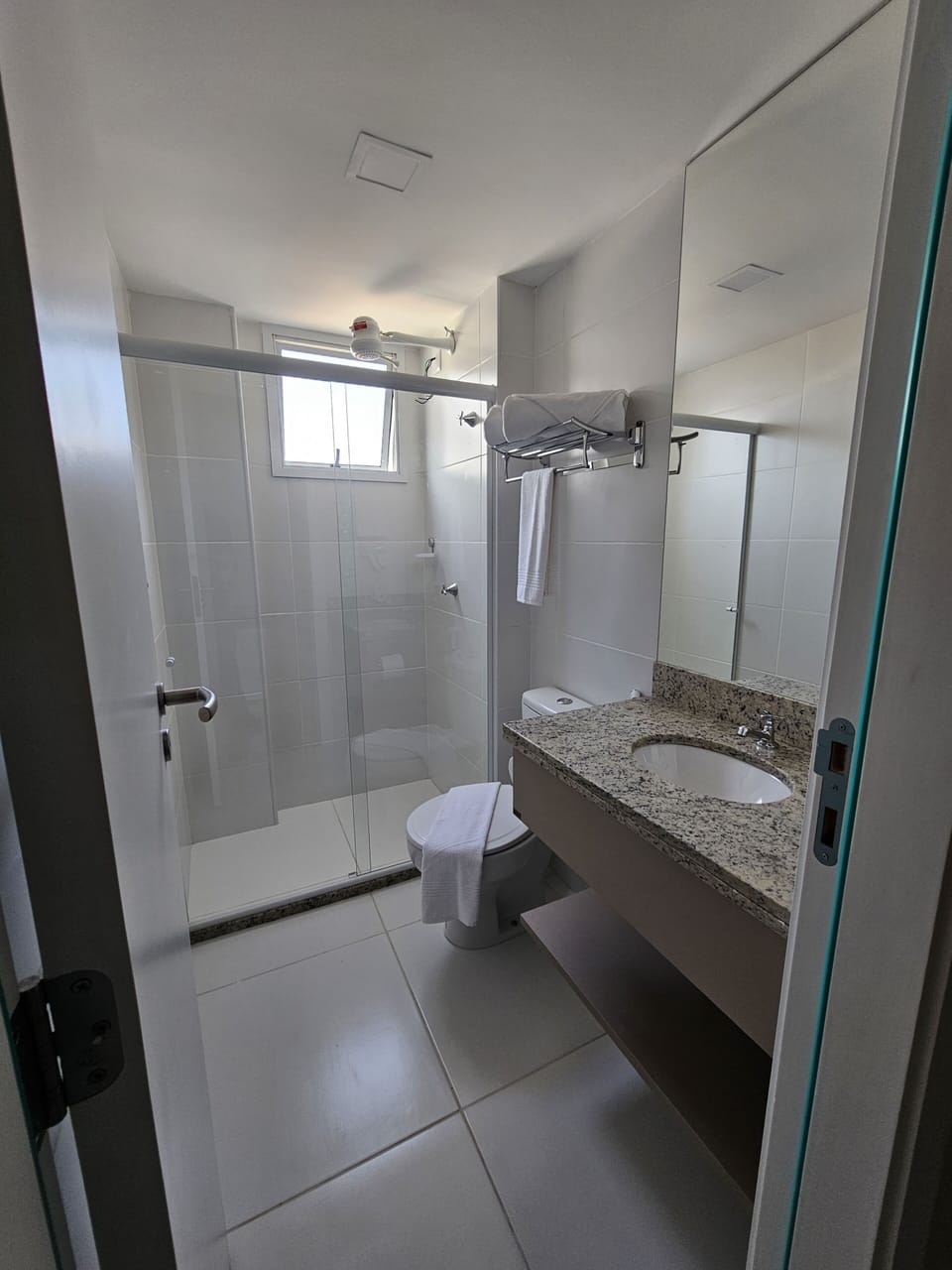 Apartamento Executivo | Bathroom | Free toiletries, bidet, towels