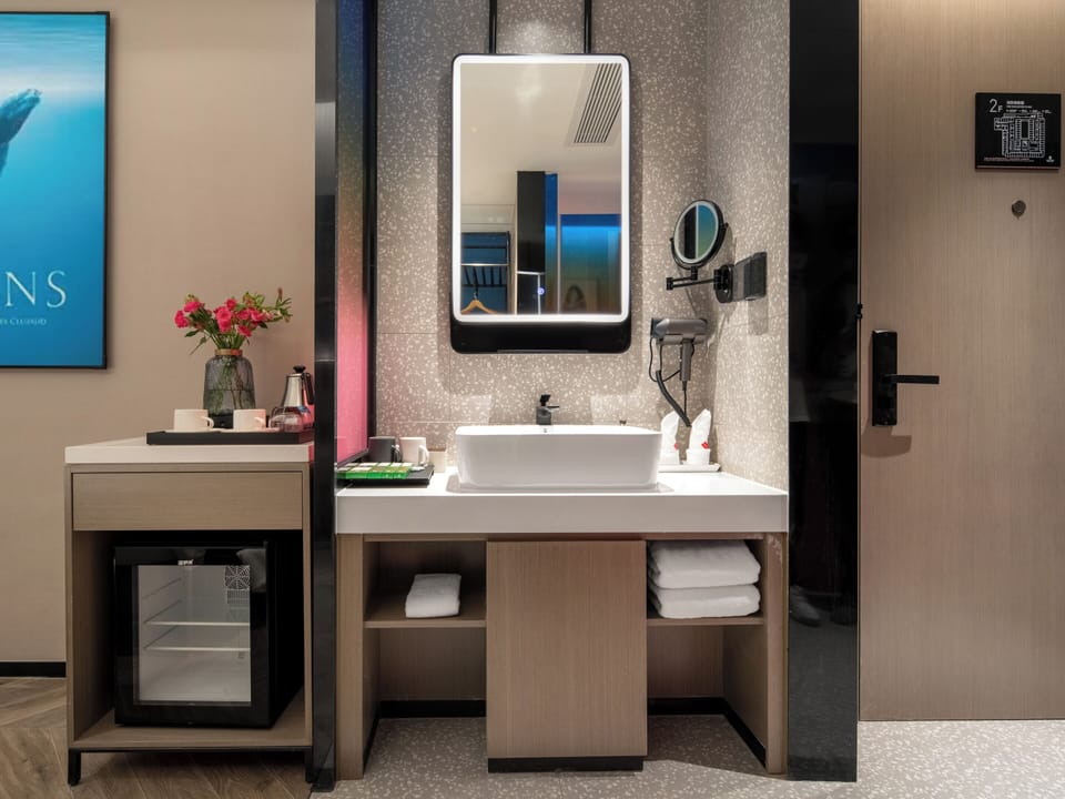 Shower, rainfall showerhead, free toiletries, hair dryer
