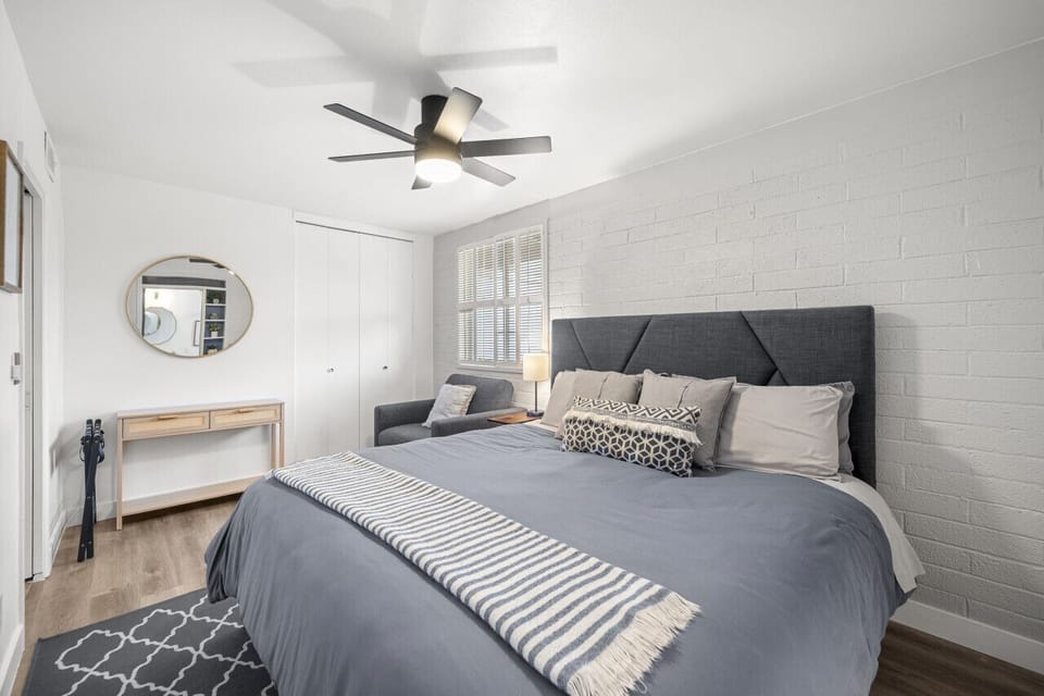 This room has 1 king bed, 1 twin sofa bed. All with new bedding