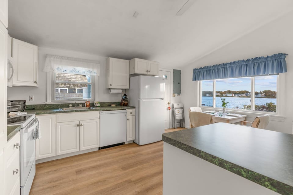 Kitchen/ dining area - water view