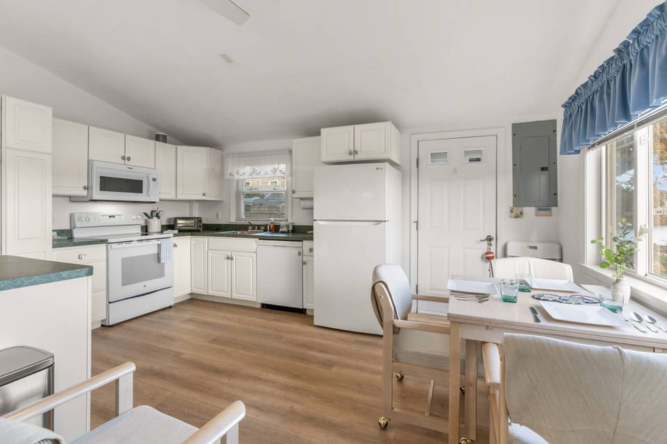 full kitchen with dinning room