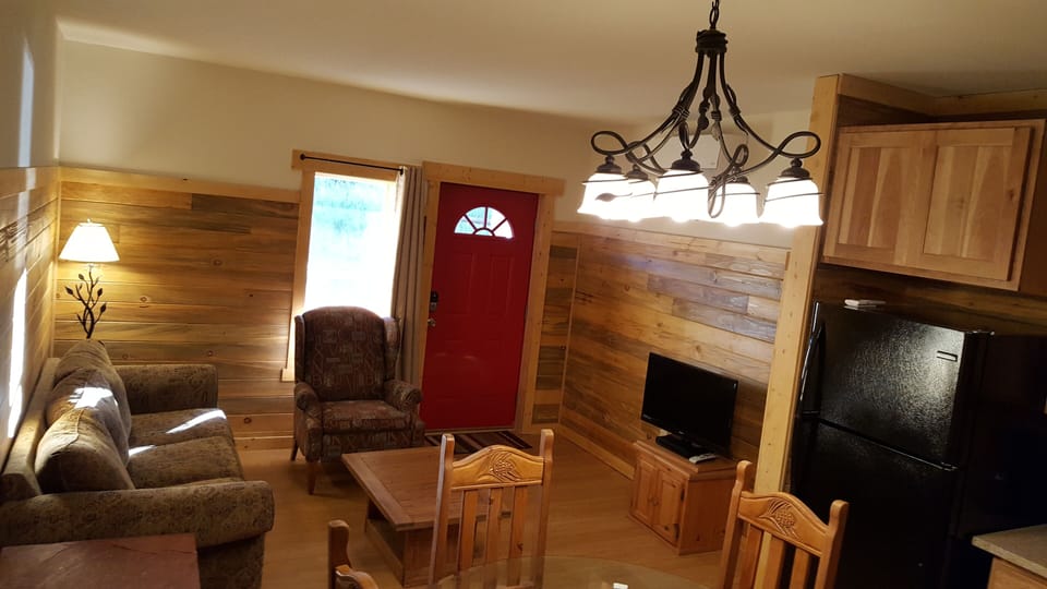Unit C-Deluxe 1 bedroom w/Washer & Dryer | Living area | 40-inch flat-screen TV with satellite channels, TV