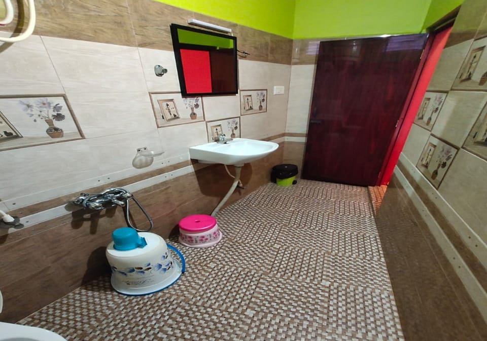 Deluxe Room | Bathroom | Shower, rainfall showerhead, towels