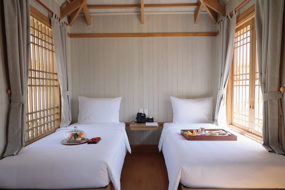 Twin Bungalow | In-room safe, blackout drapes, individually decorated, bed sheets