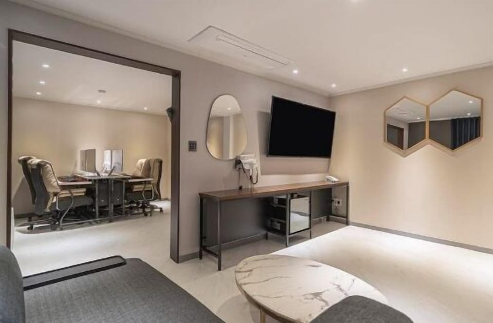 Soundproofing, free WiFi, bed sheets