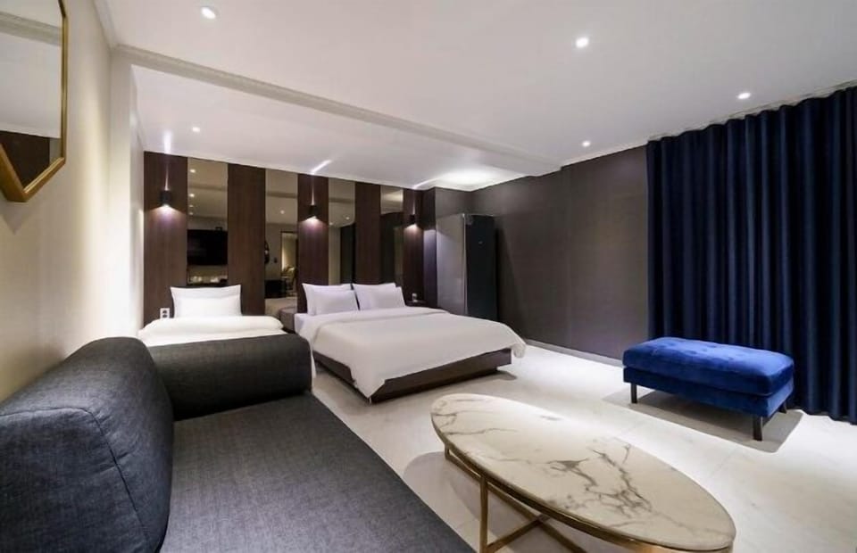 Soundproofing, free WiFi, bed sheets