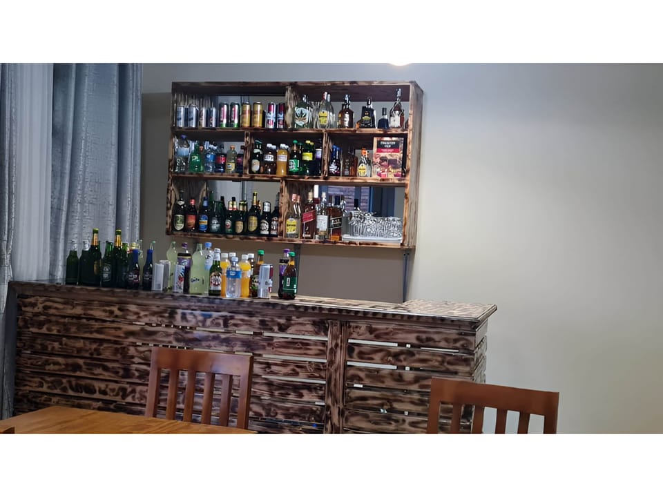 Room, 1 Bedroom, Balcony, Mountain View | Bar (on property)