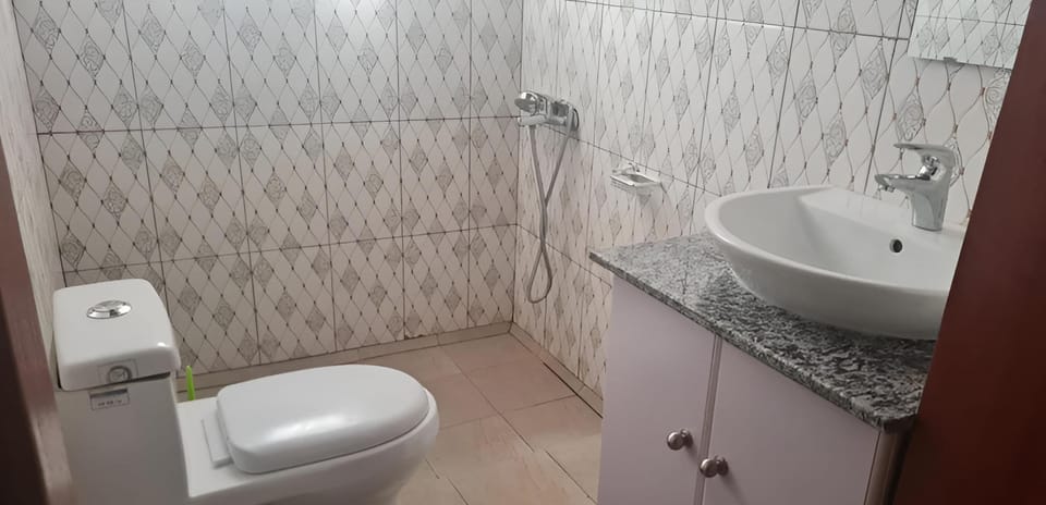 Room, 1 Bedroom, Balcony, Mountain View | Bathroom