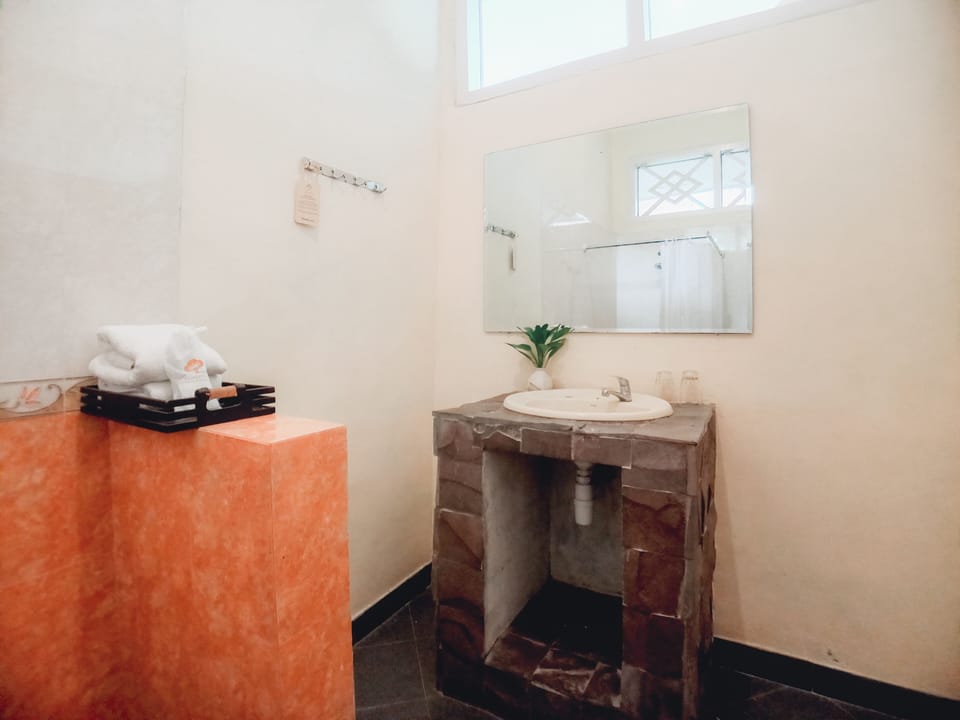 Superior Double Room | Bathroom | Shower, free toiletries, slippers, towels