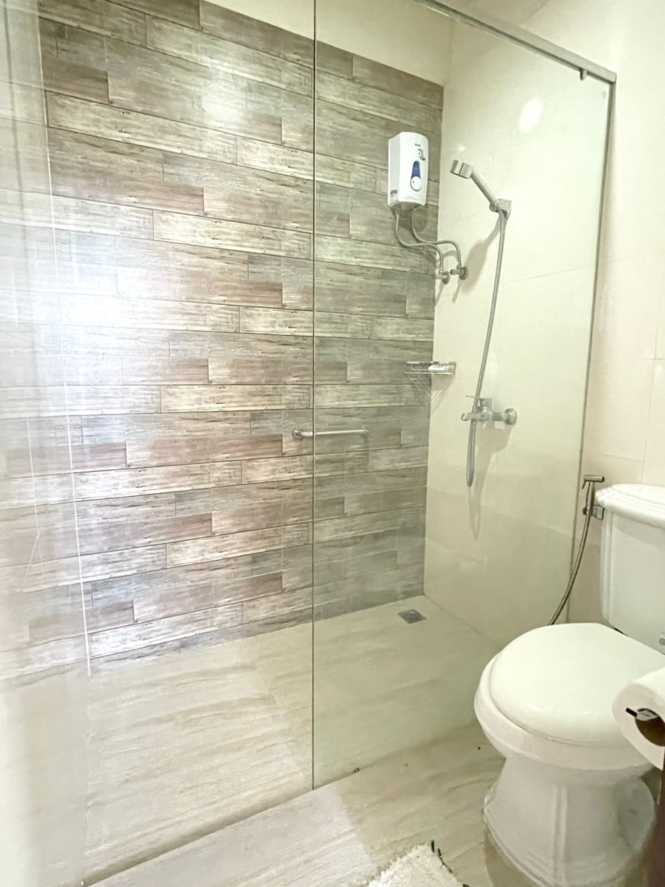 Shower, rainfall showerhead, free toiletries, hair dryer (on request)