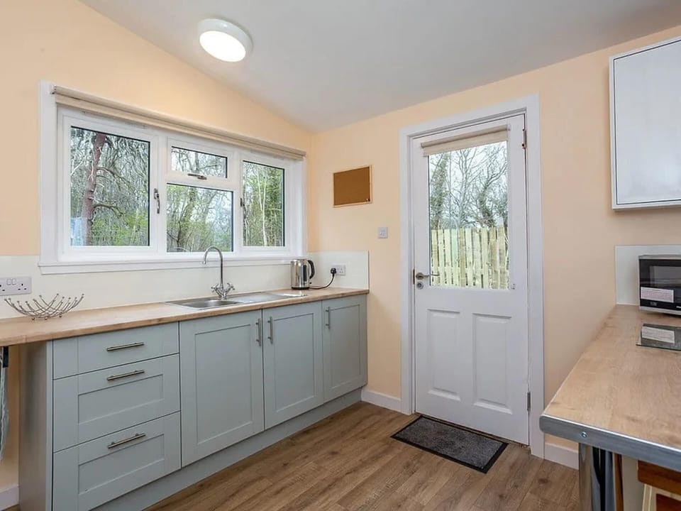 Chalet | Private kitchen | Fridge, microwave, oven, stovetop