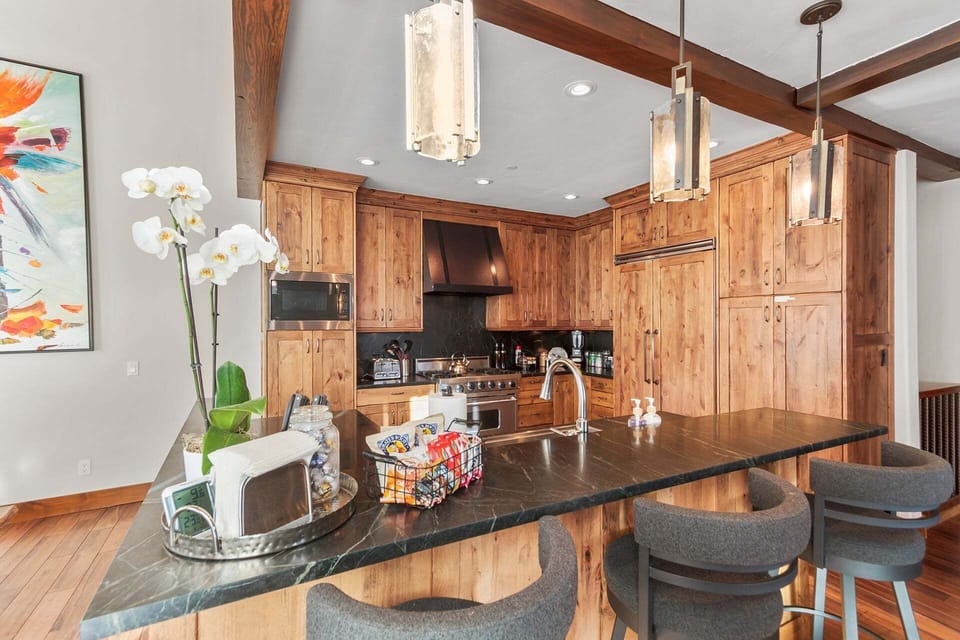 Bar-Top Breaks — Pull up a stool for cappuccinos, cocktails, and conversation—your favorite spot to linger while the chef works. ☕️🍷