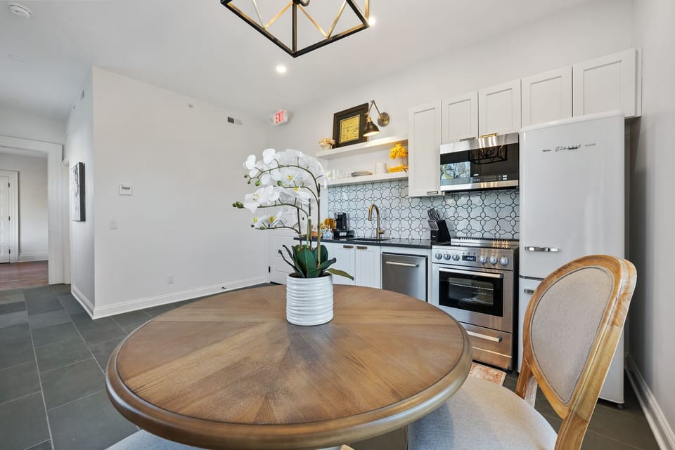 Kitchen & Dining