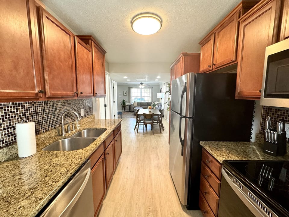 🏡 Open-Concept Living & Modern Comfort
Experience the beauty of open-concept design — where the kitchen, living, and dining areas flow seamlessly together for easy connection and relaxation with your family and friends throughout your stay.