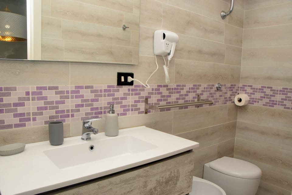 Comfort Double Room | Bathroom | Shower, rainfall showerhead, hair dryer, bidet