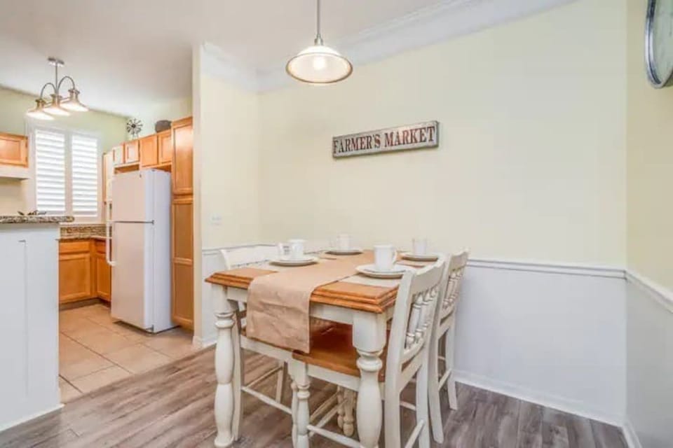 dining area and kitchen view