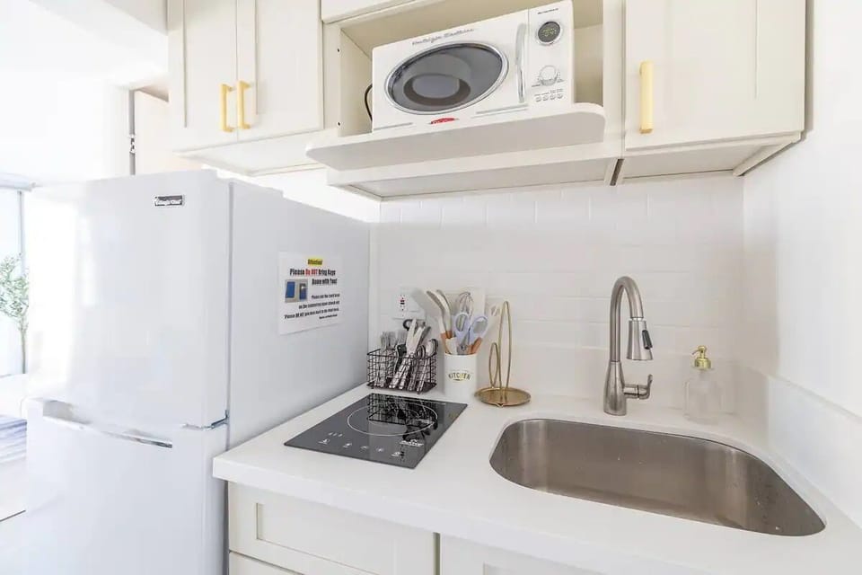 Fully-equipped kitchenette and fridge for all your needs