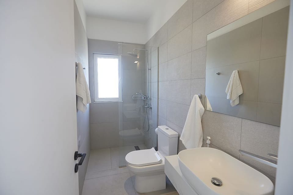 Bathroom 1 wtih shower and WC