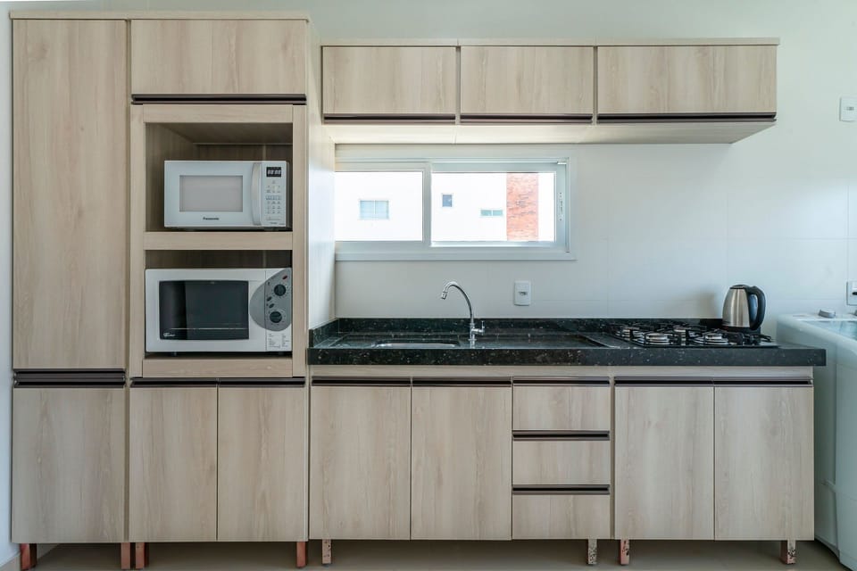 Basic Apartment | Private kitchen | Dining table