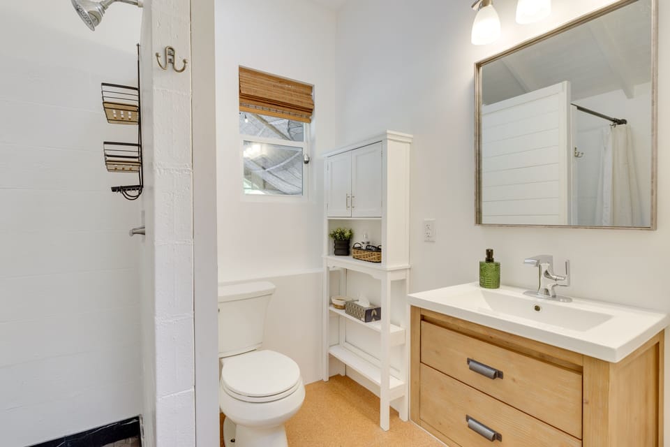 Full Bathroom | Towels Provided | Hair Dryer