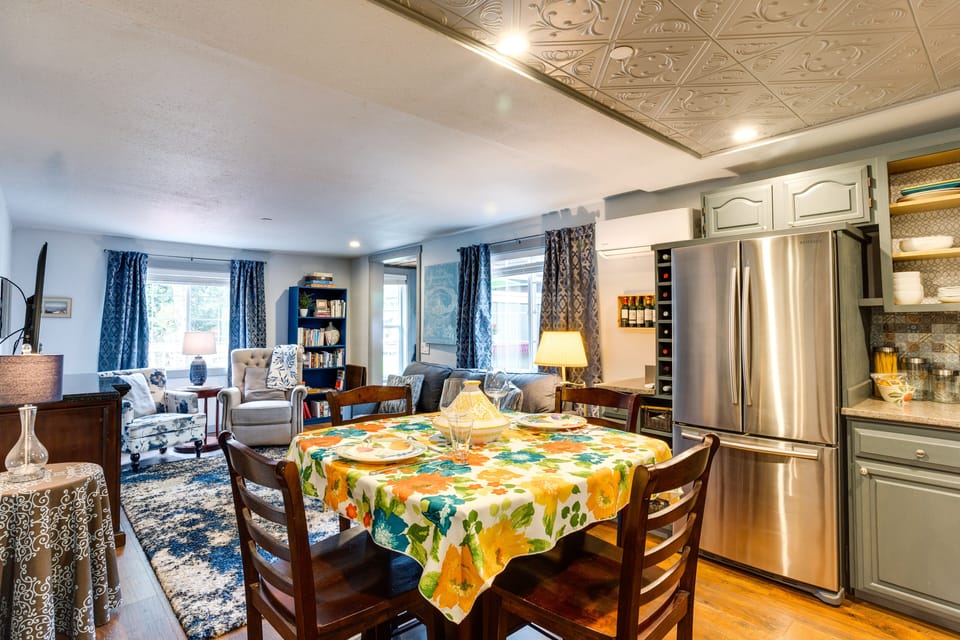 Dining Area | Dishware/Flatware Provided