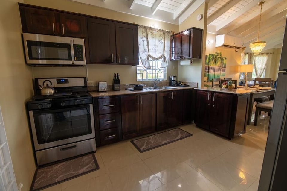 Comfort House | Private kitchen | Full-size fridge, microwave, oven, cookware/dishes/utensils