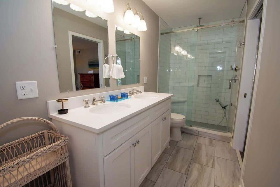 Primary Full En Suite Bathroom 