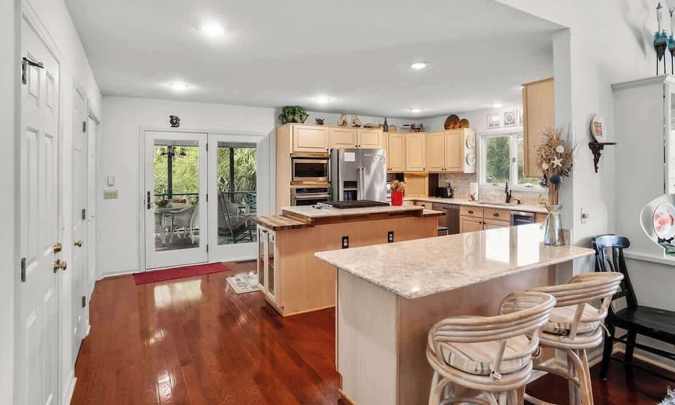Kitchen/Island Bar/Entryway to Screened in Porch