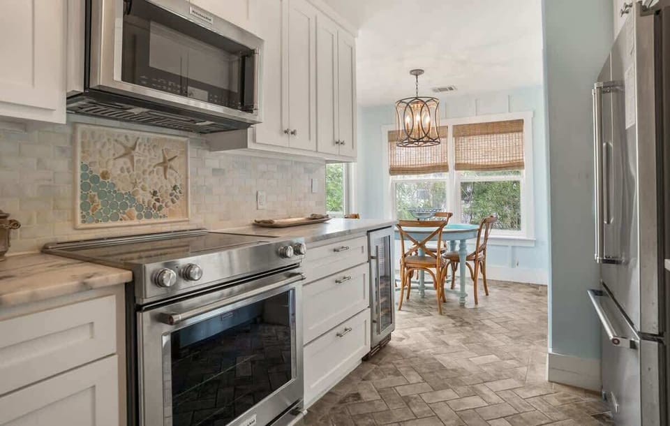 Well equipped kitchen with seating area
