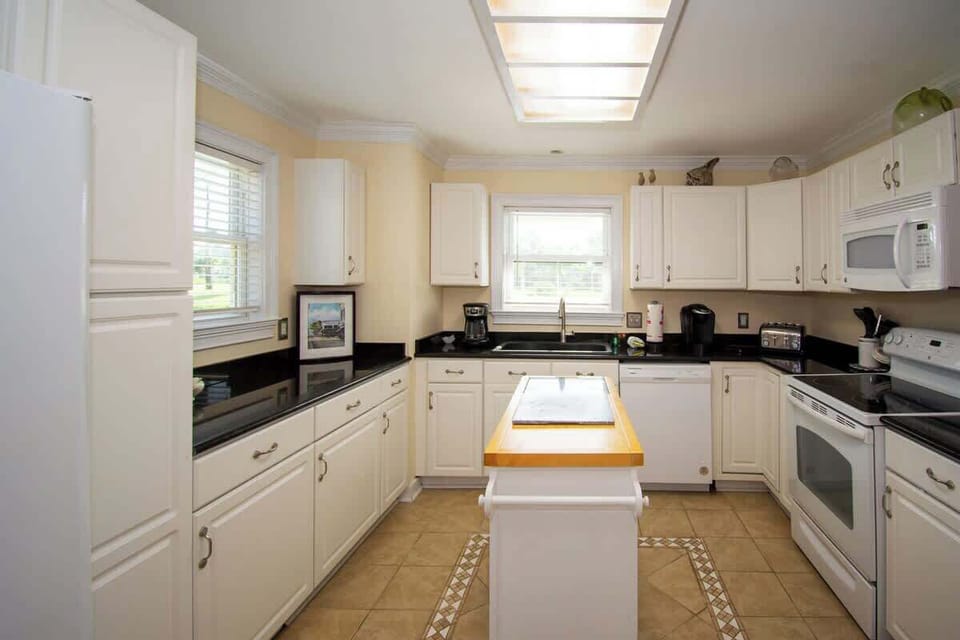 Well-equipped kitchen with island