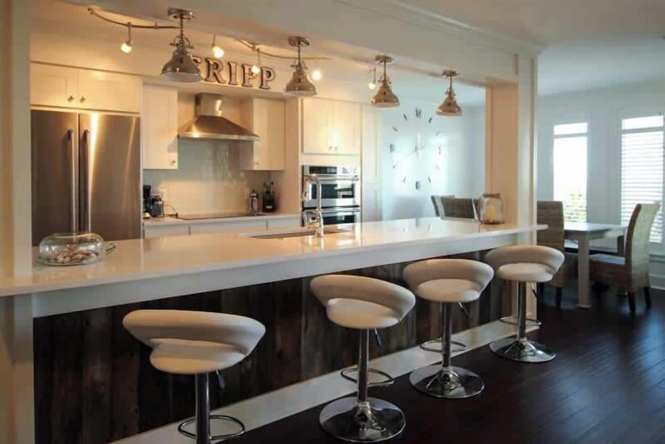 Kitchen with Island Bar