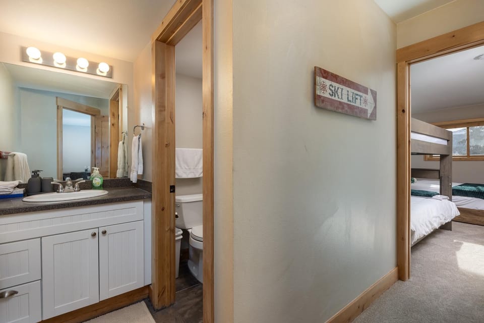 Full Bathroom 2