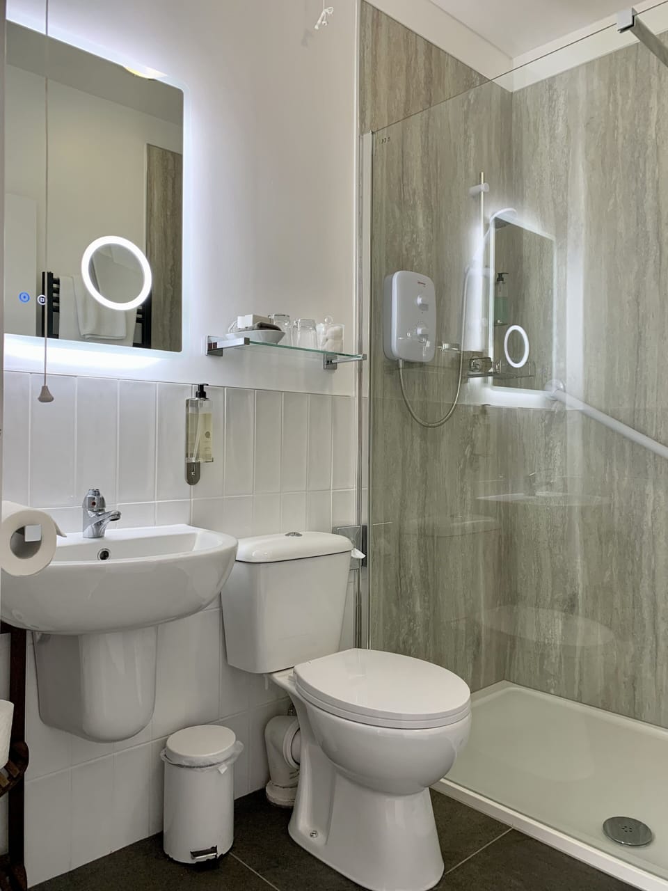 Classic Double Room, Ensuite | Bathroom | Shower, free toiletries, hair dryer, bathrobes