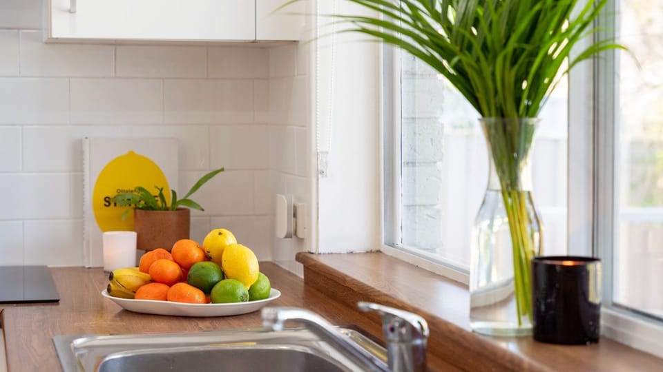 Kitchen | 1.3km to IGA