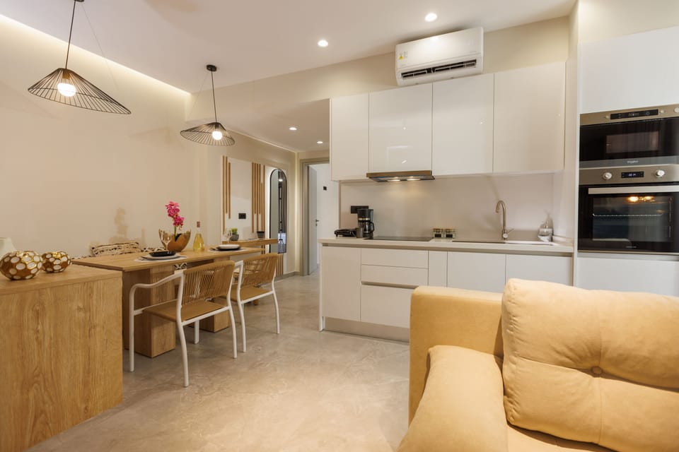 Comfort Villa | Private kitchen | Fridge, microwave, oven, stovetop