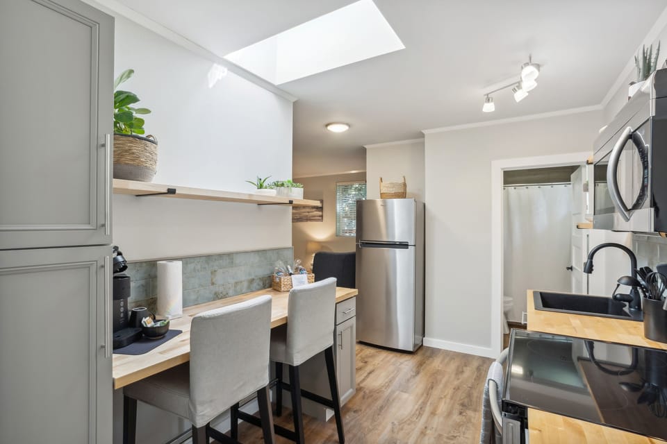 Dining Bar | Dishware/Flatware
