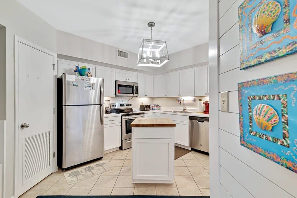Kitchen with Island and Bar Top