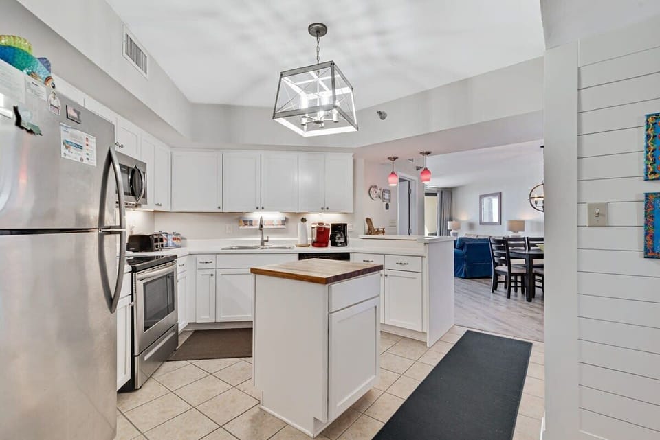 Kitchen with Island and Bar Top