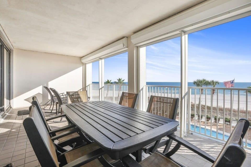 Balcony Dining 