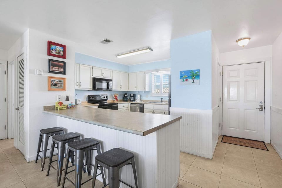 Additional seating for four at the breakfast bar