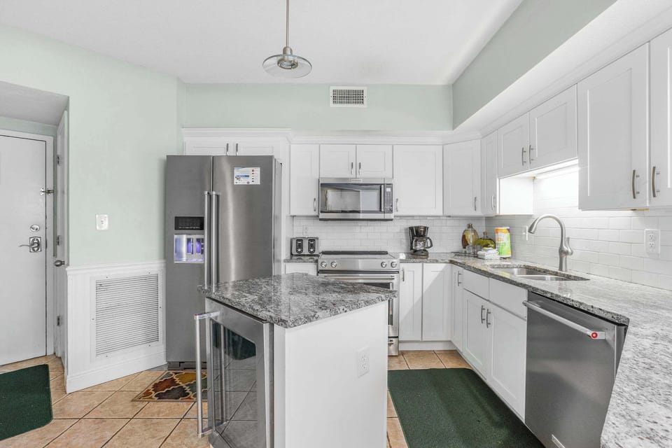 This condo now offers a combo Keurig and a regular drip coffee maker (put in after the pictures were taken). 