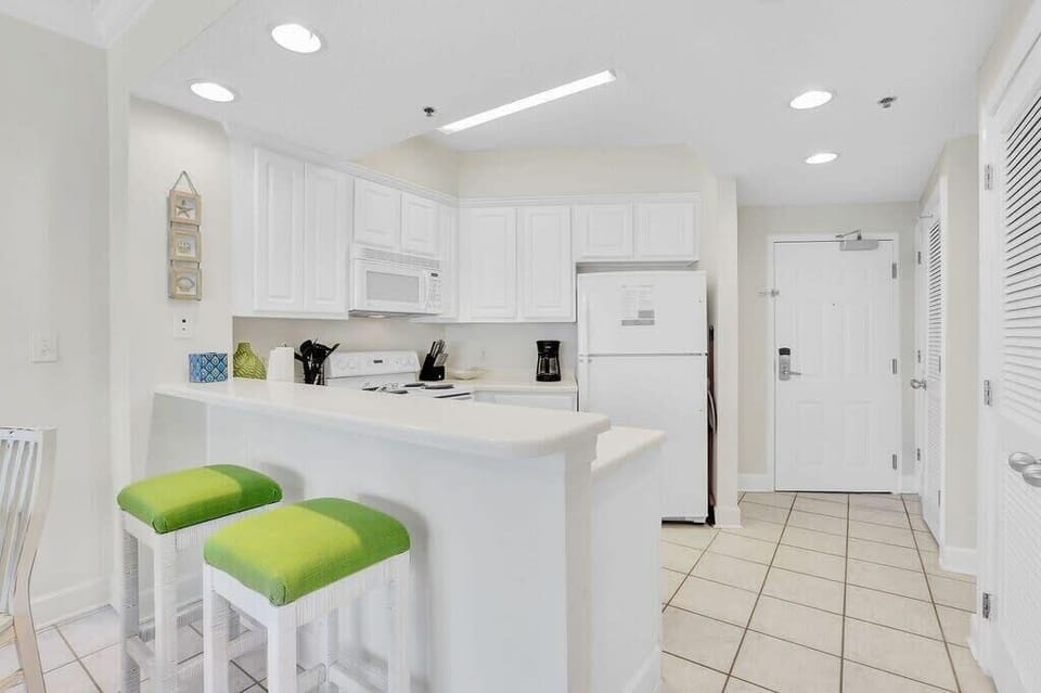 Palm Beach D-22 offers both a Keurig and a regular drip coffee maker. 