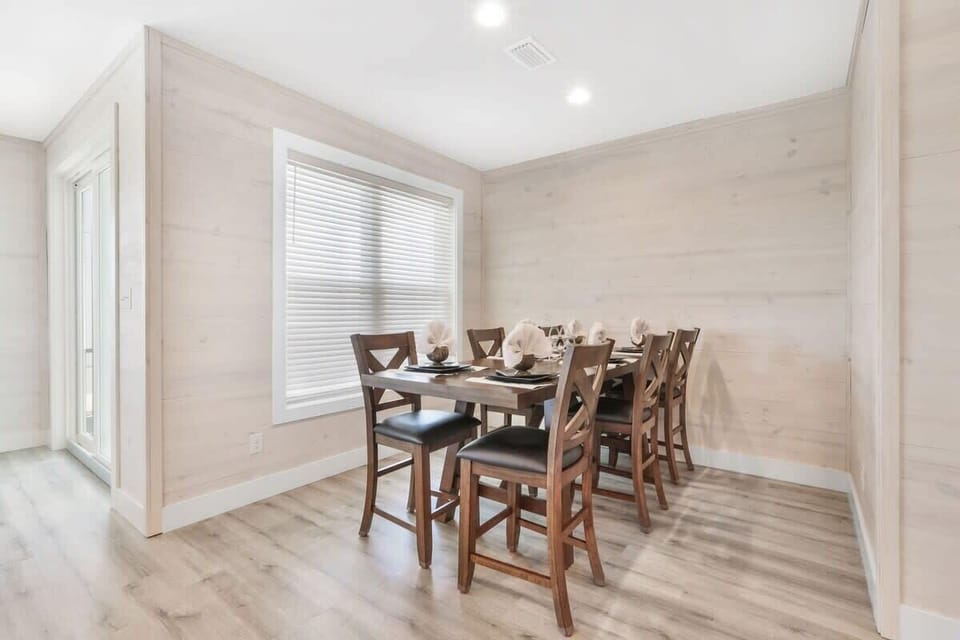 Dining area seats 6