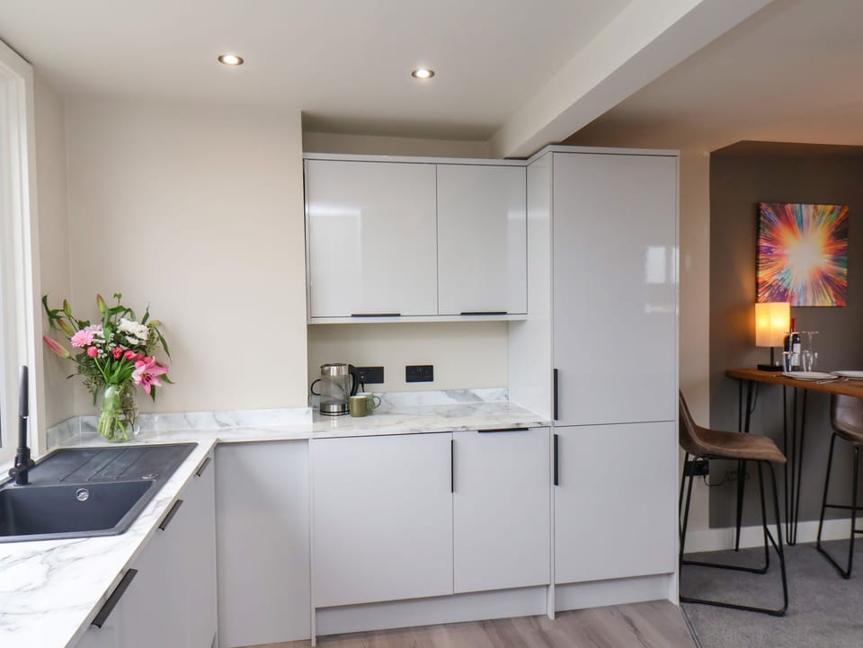 Cottage | Private kitchen | Fridge, dishwasher, electric kettle, toaster